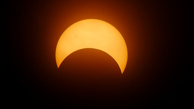 アメリカで2024年4月8日に起こる皆既日食観測旅行を計画中ですか？日食観測用メガネの準備をお忘れなく!